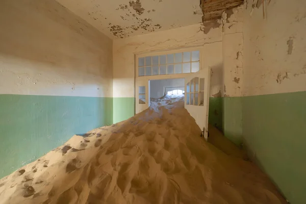 コルマンスコップ放棄された家 南アフリカのナミビアの有名な観光地です 自宅の部屋で空の砂の砂丘 ゴーストタウン — ストック写真