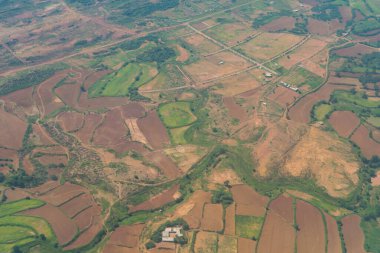 Çeltik pirinç teraslarının havadan görünüşü, kırsal alanlardaki yeşil tarım alanları, dağ tepeleri vadisi, Tayland. Doğa manzarası. Ekin hasadı. Uçaktan görüntüle