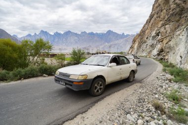 Karakoram yüksek dağ tepelerinde klasik bir araba. Doğa manzarası geçmişi, Skardu, Gilgit, Pakistan. Tatilde seyahat.