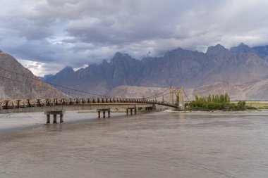 Karakoram 'da yüksek dağ tepelerinde bir köprü. Doğa manzarası geçmişi, Skardu-Gilgit, Pakistan. Tatilde seyahat.