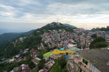Muree köyünün havadan görünüşü, İslamabad yerleşim evleri, doğa ağaçları, Pakistan, Asya 'daki şehir kasabası, binalar..