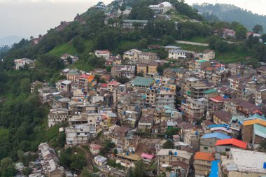 Muree köyünün havadan görünüşü, İslamabad yerleşim evleri, doğa ağaçları, Pakistan, Asya 'daki şehir kasabası, binalar..