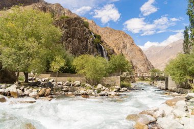 Karakoram yüksek dağ tepelerinde Mantoka Şelalesi. Doğa manzarası geçmişi, Skardu-Gilgit, Pakistan. Tatilde seyahat.