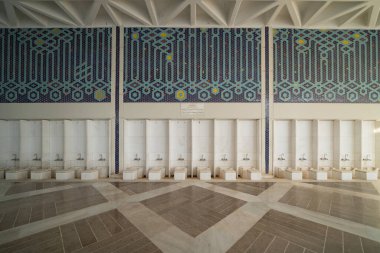 Faisal Camii 'ndeki havzalar. Pakistan, İslamabad 'daki en büyük cami. Müslüman ya da Müslüman beyaz mimari binası. Şehir simgesi turizm merkezi.