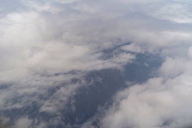 Bulutların üzerinde uçan uçak jeti seyahat ve ulaşım konseptinde pencereden mavi gökyüzü ile görünür. Doğa manzarası arka planı.