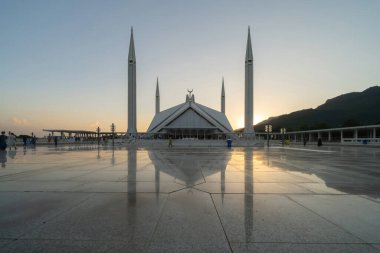 Faisal Camii. Pakistan, İslamabad 'daki en büyük cami. Müslüman ya da Müslüman beyaz mimari binası. Şehir simgesi turizm merkezi.
