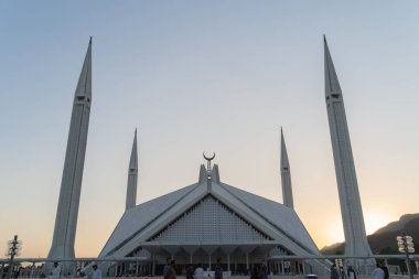 Faisal Camii. Pakistan, İslamabad 'daki en büyük cami. Müslüman ya da Müslüman beyaz mimari binası. Şehir simgesi turizm merkezi.