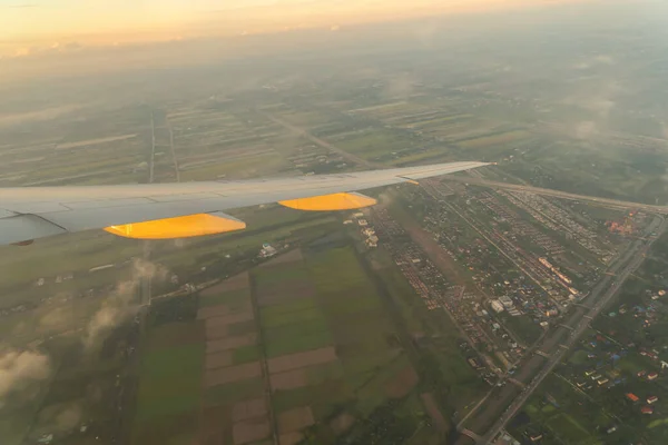 시골의 공중에서 내려다 보이는 곳이다 농작물 비행기에서 — 스톡 사진