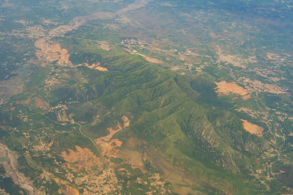 从空中俯瞰着稻田梯田 农村绿色农田 高山谷地 自然景观 庄稼收获 从飞机上看 — 图库照片