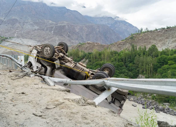 부서진 연기와 충돌하고 산비탈 도로에서 사고로 붕괴되었다 파키스탄의 교통수단 — 스톡 사진