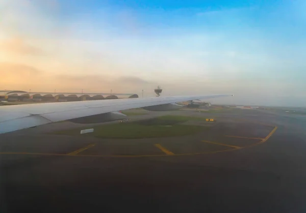 Aile Avion Réaction Volant Atterrissant Avec Vue Sur Les Bâtiments — Photo