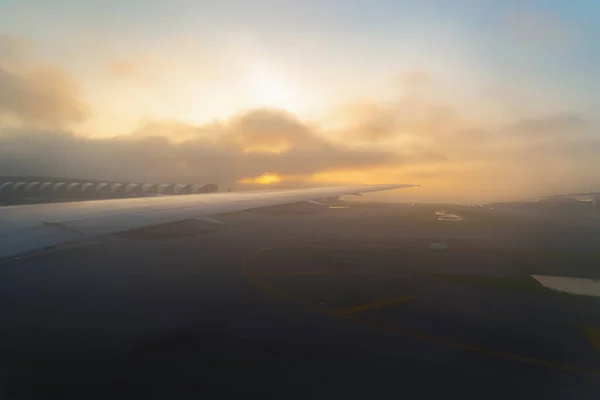 Aile Avion Réaction Volant Atterrissant Avec Vue Sur Les Bâtiments — Photo