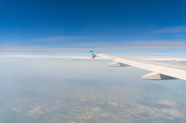 Wing Ett Flygplan Jet Flyger Ovanför Moln Med Blå Himmel — Stockfoto