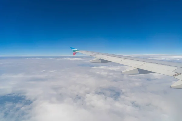 비행기 제트기의 날개가 운송의 개념으로 하늘을 배경으로 있습니다 — 스톡 사진