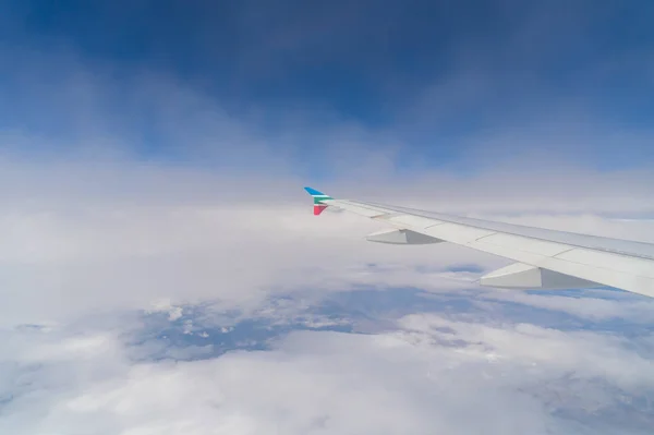 Flügel Eines Flugzeugs Jet Fliegen Über Wolken Mit Blauem Himmel — Stockfoto