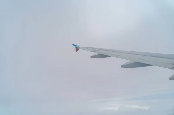 Egy Repülő Repülő Szárnya Repül Felhők Felett Kék Égbolttal Ablakból — Stock Fotó