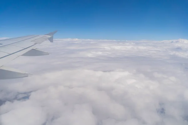 Flügel Eines Flugzeugs Jet Fliegen Über Wolken Mit Blauem Himmel — Stockfoto