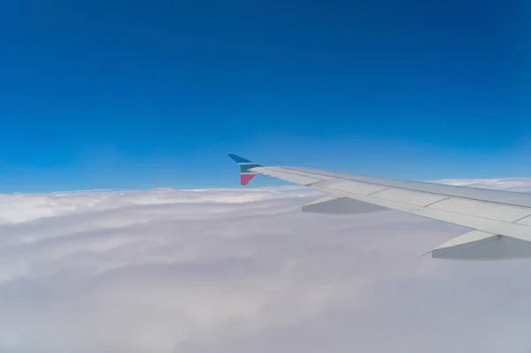 비행기 제트기의 날개가 운송의 개념으로 하늘을 배경으로 있습니다 — 스톡 사진