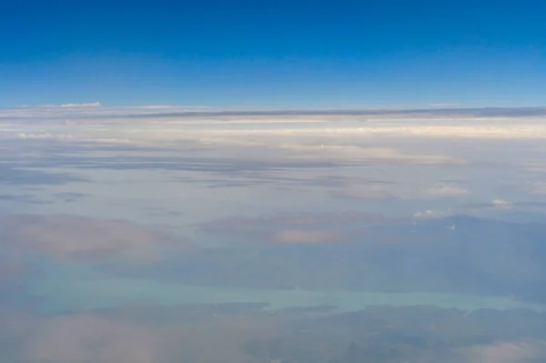 航空喷气式飞机在云上飞行 从窗口看到蓝天 在旅行和运输的概念 自然景观背景 — 图库照片