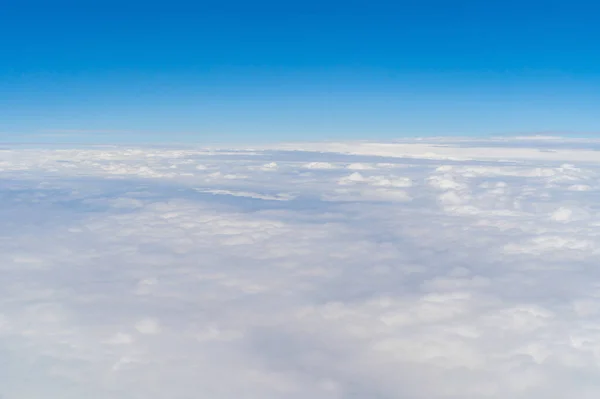 비행기 개념을 이용하여 창문에서 하늘을 바라본다 — 스톡 사진