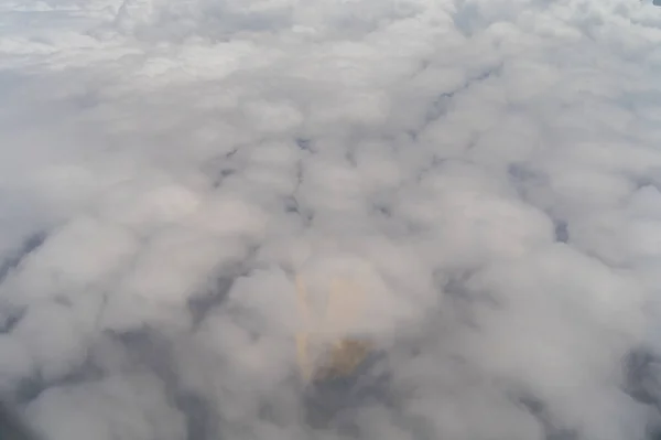 飛行機ジェットは 旅行や交通の概念で窓から青い空で雲のビューの上を飛んでいます 自然景観の背景 — ストック写真