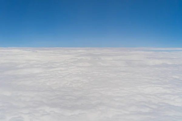 航空喷气式飞机在云上飞行 从窗口看到蓝天 在旅行和运输的概念 自然景观背景 — 图库照片