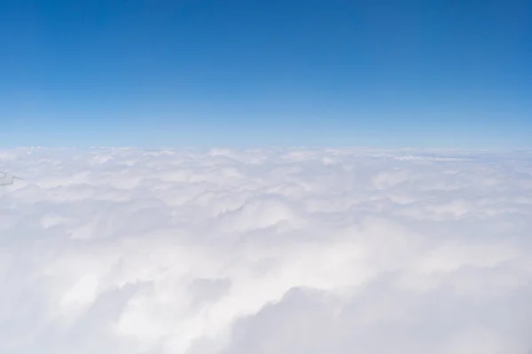 Bulutların Üzerinde Uçan Uçak Jeti Seyahat Ulaşım Konseptinde Pencereden Mavi — Stok fotoğraf
