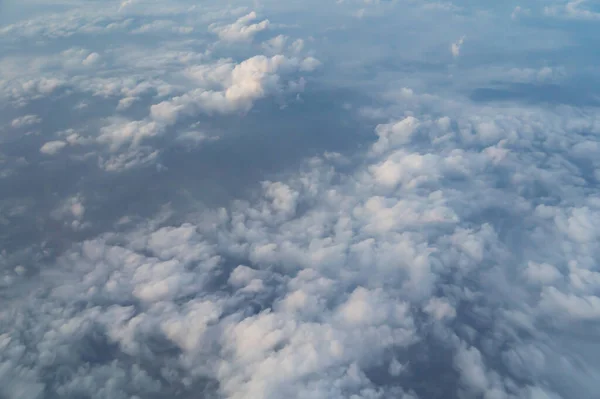 Samolot Odrzutowiec Latający Nad Chmurami Widok Niebieskim Niebem Okna Podróży — Zdjęcie stockowe