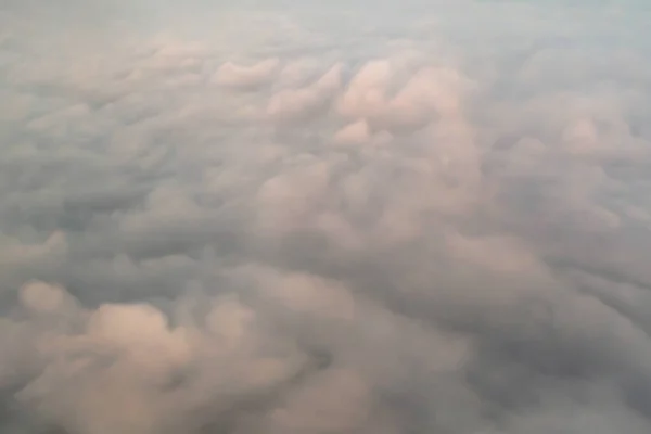 Letoun Letící Nad Mraky Pohled Modrou Oblohou Okna Pojetí Cestování — Stock fotografie