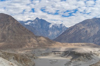 Karakoram yüksek dağ tepeleri. Doğa manzarası geçmişi, Skardu-Gilgit, Pakistan. Tatilde seyahat.