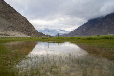 Karakoram yüksek dağ tepeleri. Doğa manzarası geçmişi, Skardu-Gilgit, Pakistan. Tatilde seyahat.