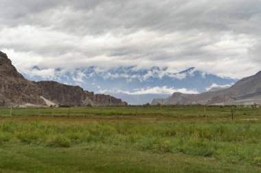 Karakoram yüksek dağ tepeleri. Doğa manzarası geçmişi, Skardu-Gilgit, Pakistan. Tatilde seyahat.