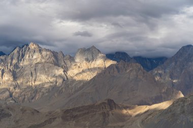 Karakoram yüksek dağ tepeleri. Doğa manzarası geçmişi, Skardu-Gilgit, Pakistan. Tatilde seyahat.