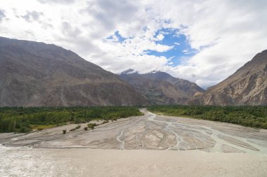 Karakoram yüksek dağ tepeleri. Doğa manzarası geçmişi, Skardu-Gilgit, Pakistan. Tatilde seyahat.
