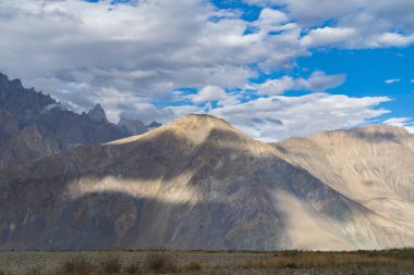 Karakoram yüksek dağ tepeleri. Doğa manzarası geçmişi, Skardu-Gilgit, Pakistan. Tatilde seyahat.