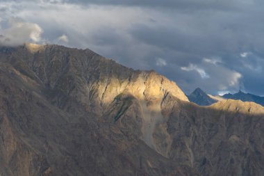 Karakoram yüksek dağ tepeleri. Doğa manzarası geçmişi, Skardu-Gilgit, Pakistan. Tatilde seyahat.