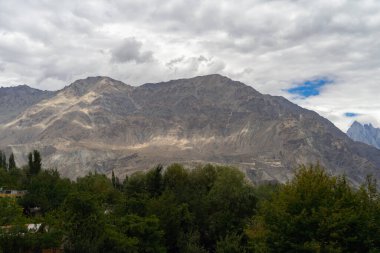 Karakoram yüksek dağ tepeleri. Doğa manzarası geçmişi, Skardu-Gilgit, Pakistan. Tatilde seyahat.