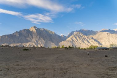 Karakoram yüksek dağ tepeleri. Doğa manzarası geçmişi, Skardu-Gilgit, Pakistan. Tatilde seyahat.