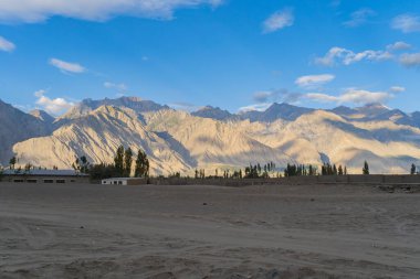 Karakoram yüksek dağ tepeleri. Doğa manzarası geçmişi, Skardu-Gilgit, Pakistan. Tatilde seyahat.