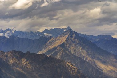 Karakoram yüksek dağ tepeleri. Doğa manzarası geçmişi, Skardu-Gilgit, Pakistan. Tatilde seyahat.