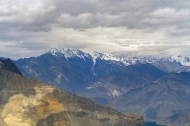 Karakoram yüksek dağ tepeleri. Doğa manzarası geçmişi, Skardu-Gilgit, Pakistan. Tatilde seyahat.