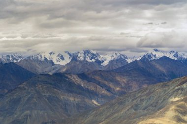 Karakoram yüksek dağ tepeleri. Doğa manzarası geçmişi, Skardu-Gilgit, Pakistan. Tatilde seyahat.
