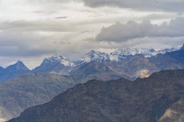 Karakoram yüksek dağ tepeleri. Doğa manzarası geçmişi, Skardu-Gilgit, Pakistan. Tatilde seyahat.