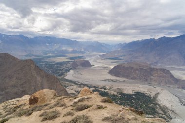Karakoram yüksek dağ tepeleri. Doğa manzarası geçmişi, Skardu-Gilgit, Pakistan. Tatilde seyahat.