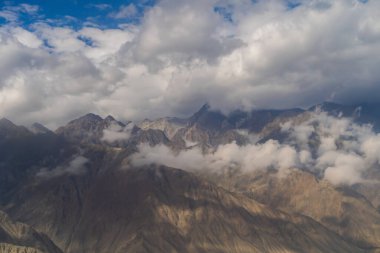 Karakoram yüksek dağ tepeleri. Doğa manzarası geçmişi, Skardu-Gilgit, Pakistan. Tatilde seyahat.
