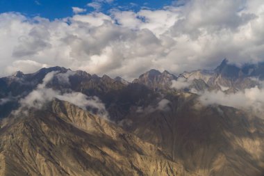 Karakoram yüksek dağ tepeleri. Doğa manzarası geçmişi, Skardu-Gilgit, Pakistan. Tatilde seyahat.