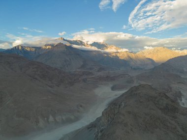 Karakoram yüksek dağlarındaki çöl manzarası. Doğa manzarası geçmişi, Skardu, Gilgit, Pakistan. Tatilde seyahat.