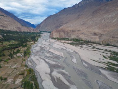 Karakoram yüksek dağ tepelerinde bir göl gölü. Doğa manzarası geçmişi, Skardu, Gilgit, Pakistan. Tatilde seyahat etmek. Buzul buz deseni soyut sanat dokusu arkaplanı