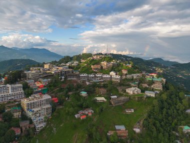 Muree köyünün havadan görünüşü, İslamabad yerleşim yerleri ve sis bulutu, doğa ağaçları, Asya 'daki şehir kasabasında Pakistan, binalar..