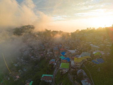 Muree köyünün havadan görünüşü, İslamabad yerleşim yerleri ve sis bulutu, doğa ağaçları, Asya 'daki şehir kasabasında Pakistan, binalar..